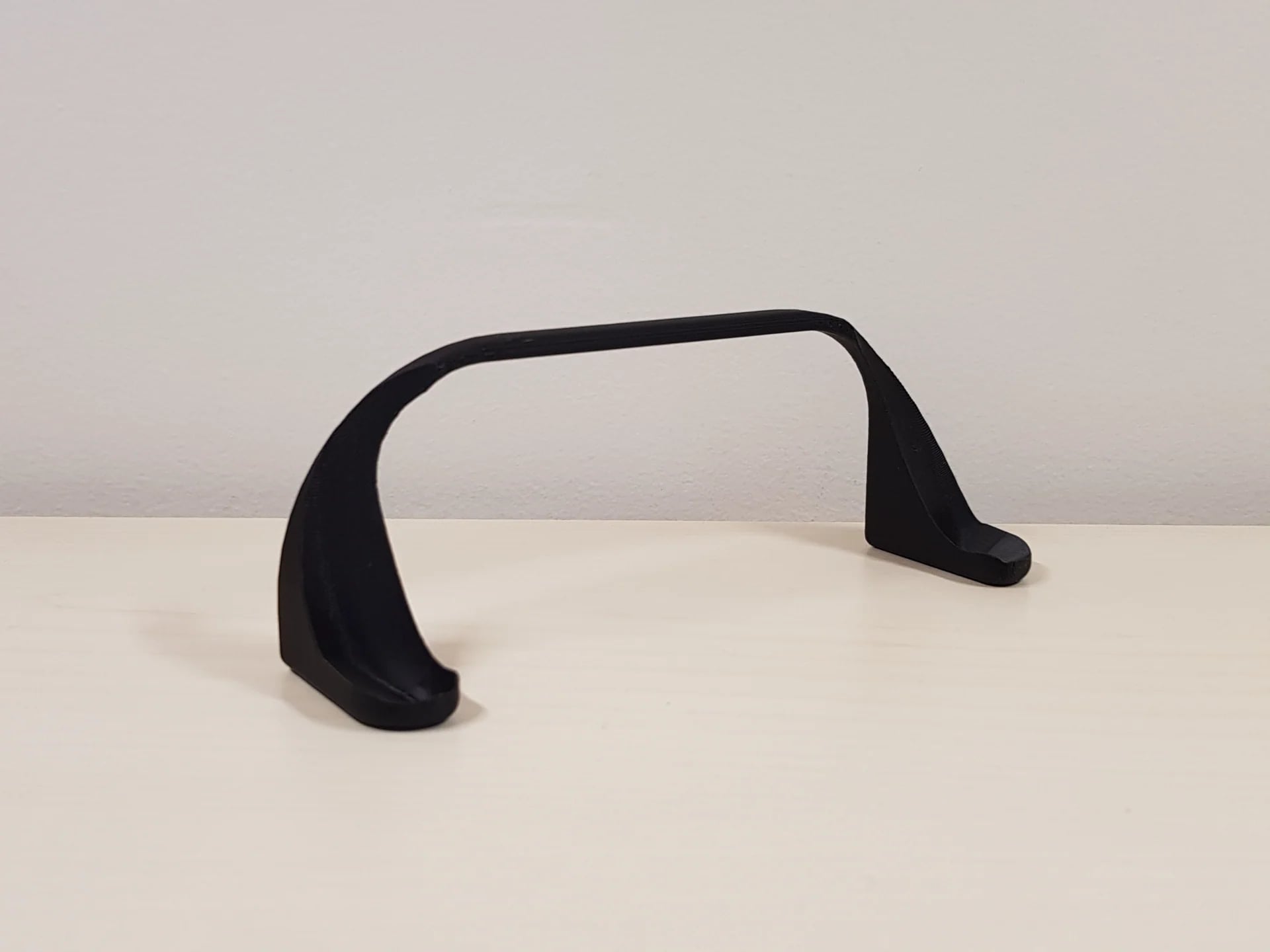 Suporte preto em arco sozinho sobre a mesa